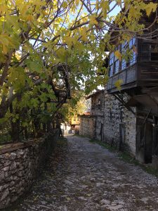 Urige Gasse in Ürünlü bei Ormana in der Türkei.