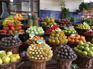 Frisches Obst an einem Stand auf dem Mercado dos Lavradores in Funchal. Yummy!