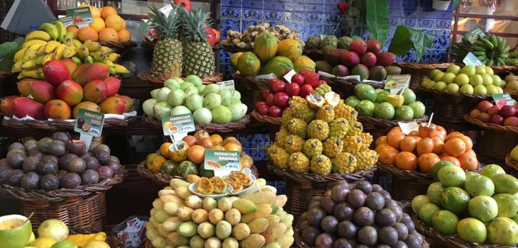 Frisches Obst an einem Stand auf dem Mercado dos Lavradores in Funchal. Yummy!