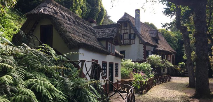 Der Einstieg zur Levada do Caodeirão Verde, dem grünen Kessel, begrüßt mit malerischen Häusern.