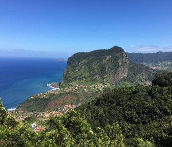 Genießt auch jenseits der eigentlichen Wanderroute den Ausblick.