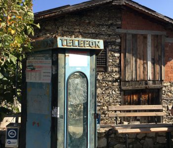 Telefonzelle und Knopfhaus in Ürünlü bei Ormana in der Türkei.