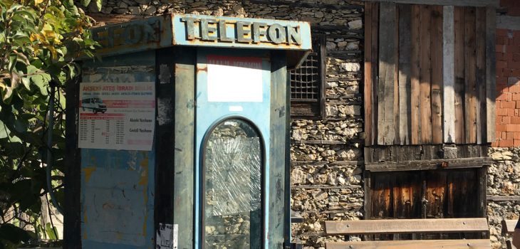 Telefonzelle und Knopfhaus in Ürünlü bei Ormana in der Türkei.