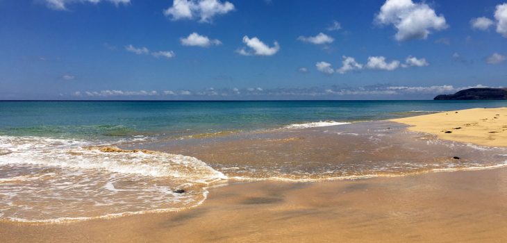 Ein heller Sandstrand und und ein klares, blaues Meer warten auf Porto Santo auf alle Interessierten.