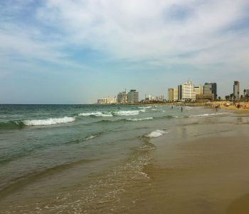 Am Strand von Tel Aviv mit Blick auf Hotels und Geschäftsgebäude