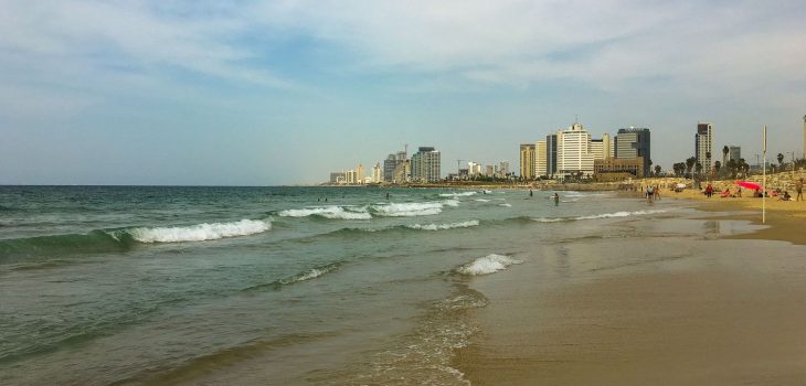 Am Strand von Tel Aviv mit Blick auf Hotels und Geschäftsgebäude