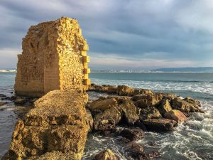 Gebäudereste im Meer vor Akko, Israel