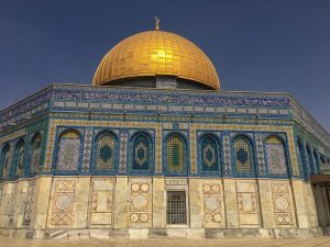 Der Felsendom in Jerusalem beeindruckt mit seiner goldenen Kuppel und strahlend blauen Mosaiken