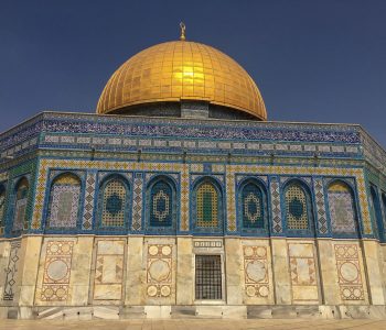 Der Felsendom in Jerusalem beeindruckt mit seiner goldenen Kuppel und strahlend blauen Mosaiken