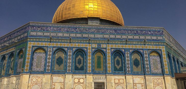 Der Felsendom in Jerusalem beeindruckt mit seiner goldenen Kuppel und strahlend blauen Mosaiken