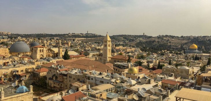 Ein Überblick über Jerusalem vom Tower of David über die Grabeskirche hin zum Felsendom., unterhalb dessen sich die Klagemauer befindet