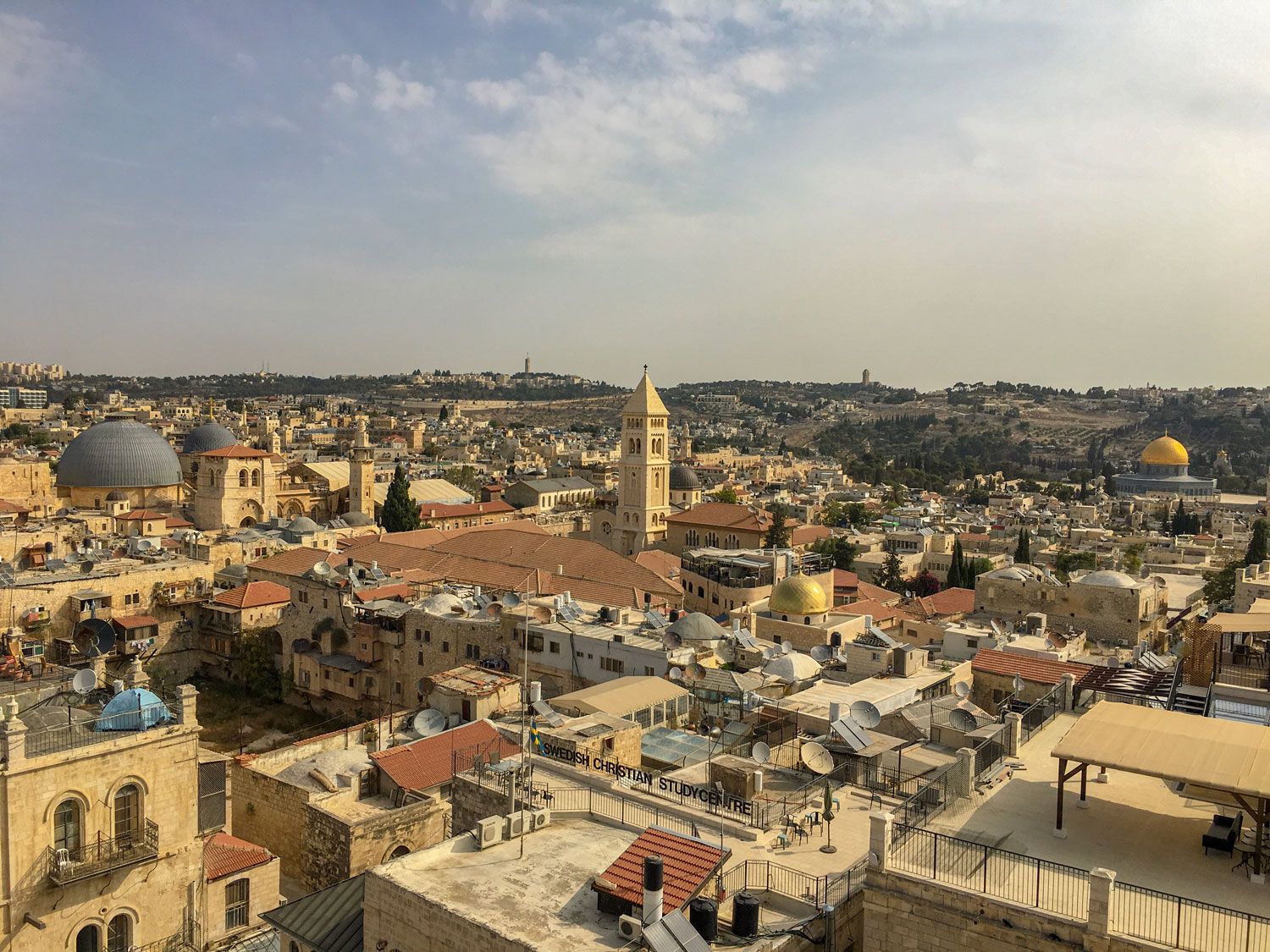 Ein Überblick über Jerusalem vom Tower of David über die Grabeskirche hin zum Felsendom., unterhalb dessen sich die Klagemauer befindet