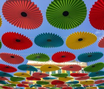 Bunte Schirme am Eingang zum Carmel Market in Tel Aviv