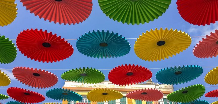 Bunte Schirme am Eingang zum Carmel Market in Tel Aviv