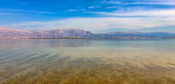 Ein Blick über das Tote Meer in Israel
