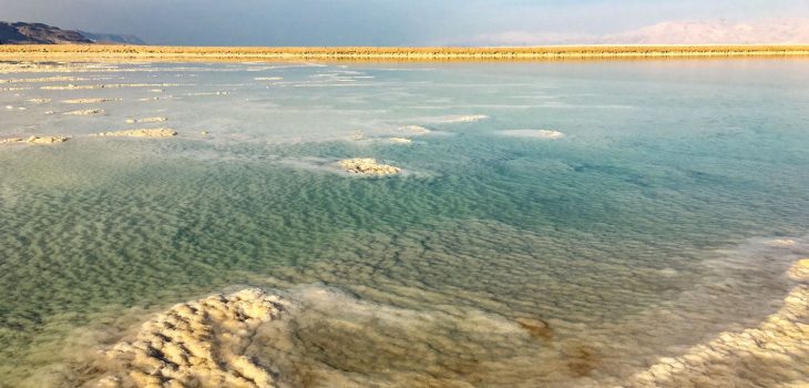 Hellblau schimmernden Wassernot Salzablagerungen im Toten Meer in Israel