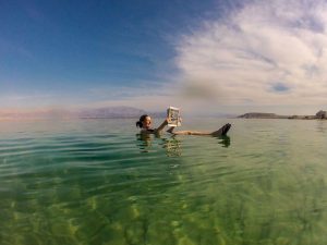 Schwimmen bzw. Treiben im Toten Meer in Israel
