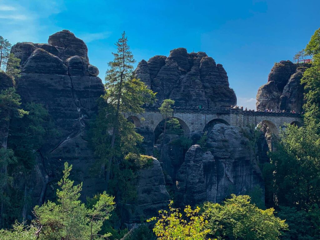 Blick auf die Basteibrücke in der Sächsischen Schweiz