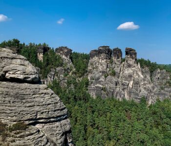 Blick auf die Schrammfelsen an der Basteibrücke in der Sächsischen Schweiz