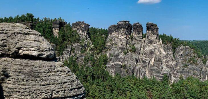 Blick auf die Schrammfelsen an der Basteibrücke in der Sächsischen Schweiz