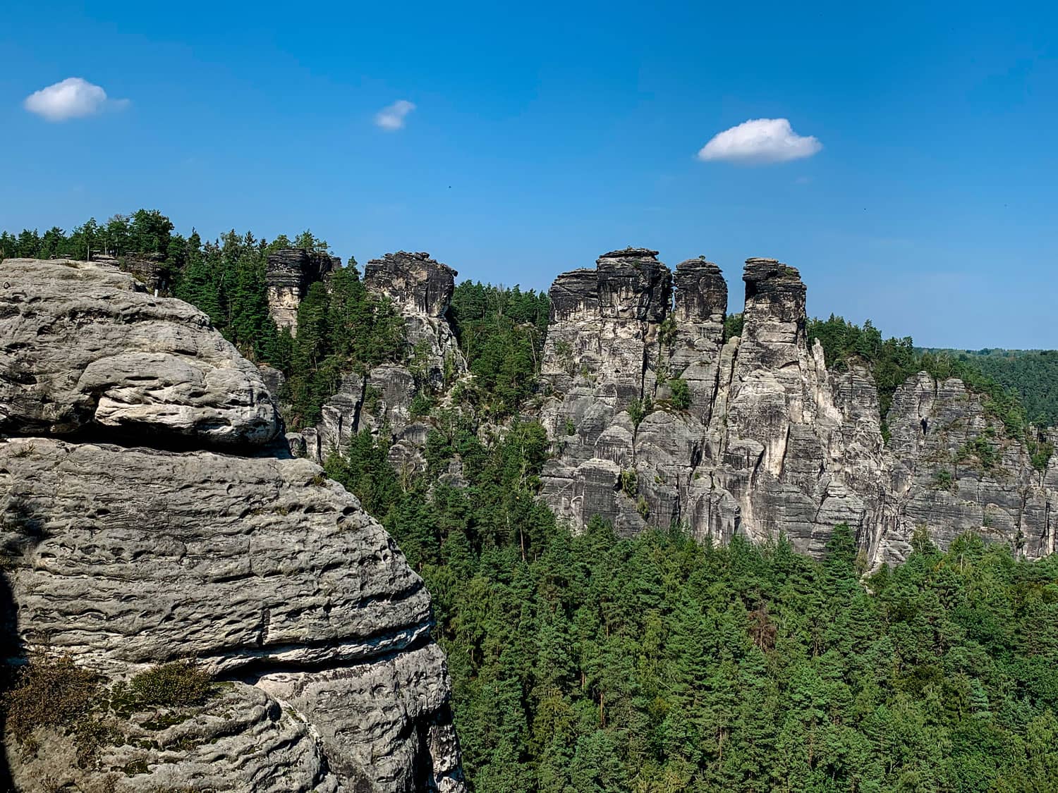 Blick auf die Schrammfelsen an der Basteibrücke in der Sächsischen Schweiz