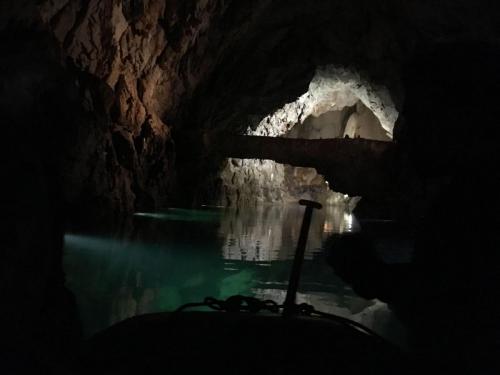 Eine natürliche Brücke im drittgrößen Höhlensee der Welt in der Altinbesik-Höhle in der Türkei.