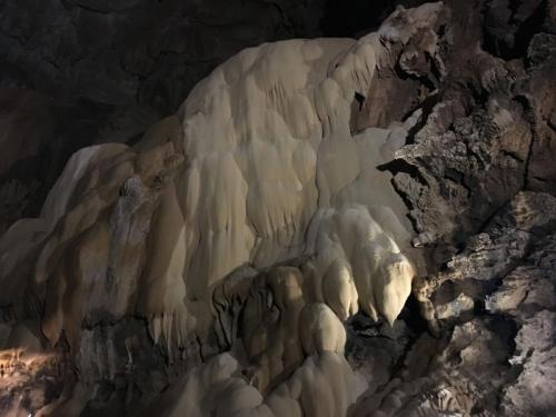 Kalkformen am drittgrößten Höhlensee der Welt in der Altinbesik-Höhle.