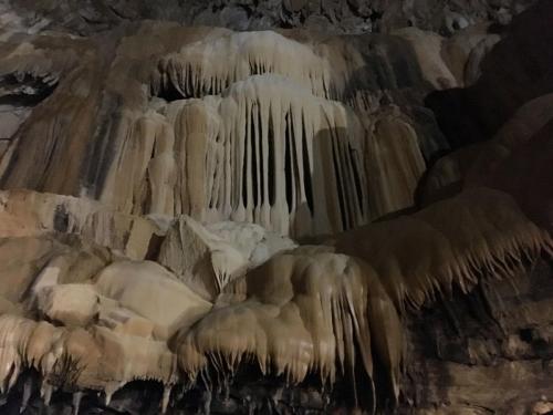 Kalkformen am drittgrößten Höhlensee der Welt in der Altinbesik-Höhle.