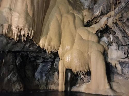 Kalkformen am drittgrößten Höhlensee der Welt in der Altinbesik-Höhle.