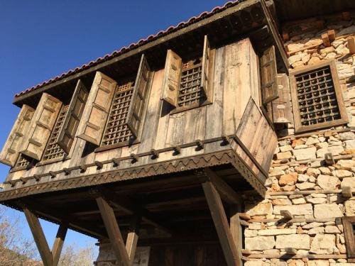 Ein neu aufgebautes Knopfhaus in Sarıhacılar Köyü in der Türkei.