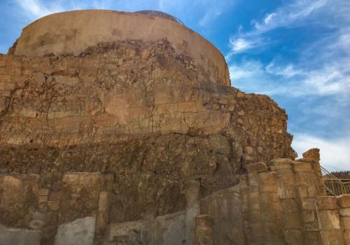 Blick hoch zur Festung Masada in Israel