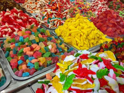 Bunte Süßigkeiten auf dem Carmel Market in Tel Aviv