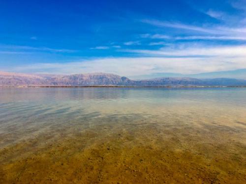 Ein Blick über das Tote Meer in Israel