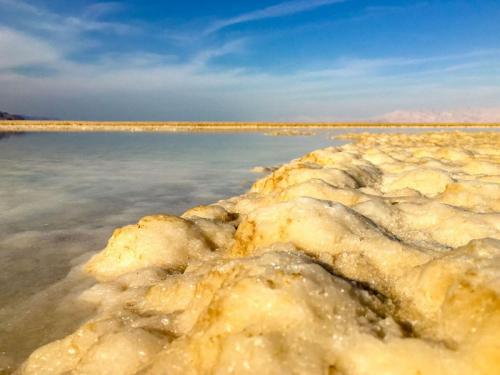 Salz wohin man sieht am Toten Meer in Israel